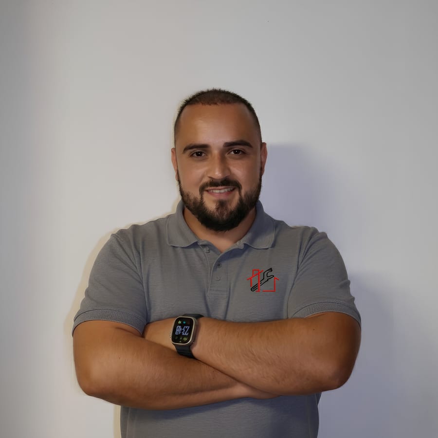 Brayan, técnico de persianas de Persianas AL Rescate en A Coruña, con el polo del equipo
